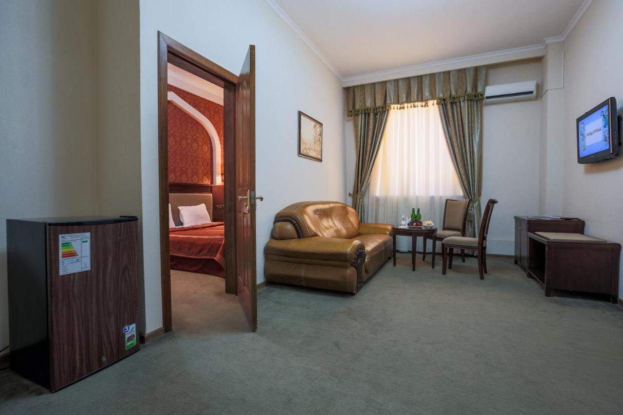 בוקורו Avicenna Hotel מראה חיצוני תמונה