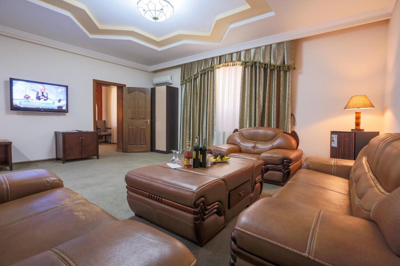 בוקורו Avicenna Hotel מראה חיצוני תמונה